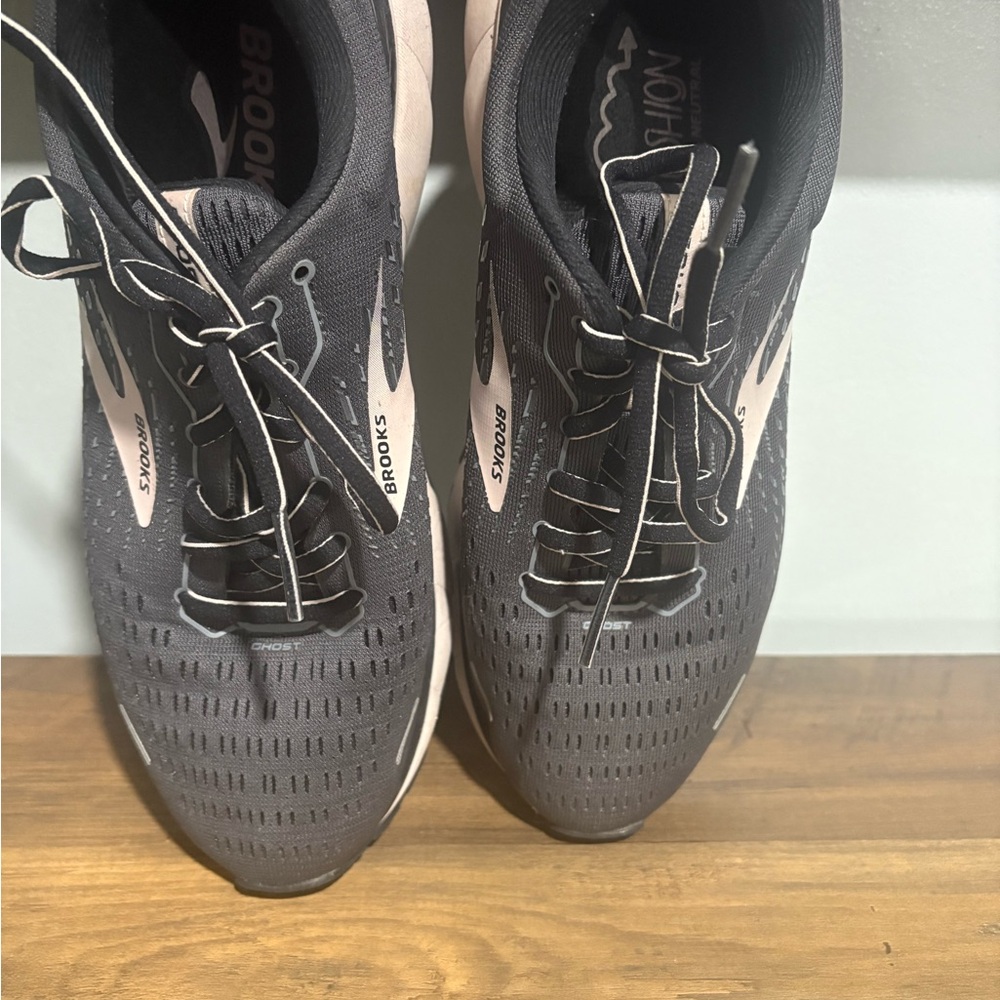 Brooks Black Athletic Running Shoes with Breathable Mesh